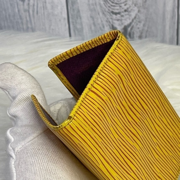 LOUIS VUITTON epi leather 6 key holder in mustard - Picture 6 of 15